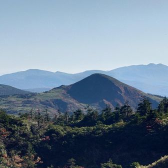 畚岳の左に乳頭山
右に秋田駒ヶ岳