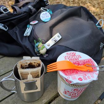 愛宕山でランチ☀️🍴
先週までの寒さは何処へやら😃
今日は半袖でも汗だく👕💦です