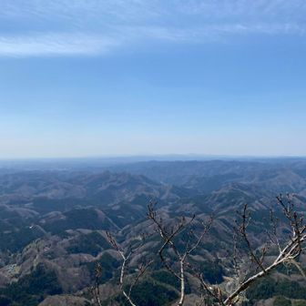 高所恐怖症じゃなければ祠の裏側に周ってみてね😃
素晴らしい大絶景が広がっています✨️
ただし足元は断崖絶壁😱
