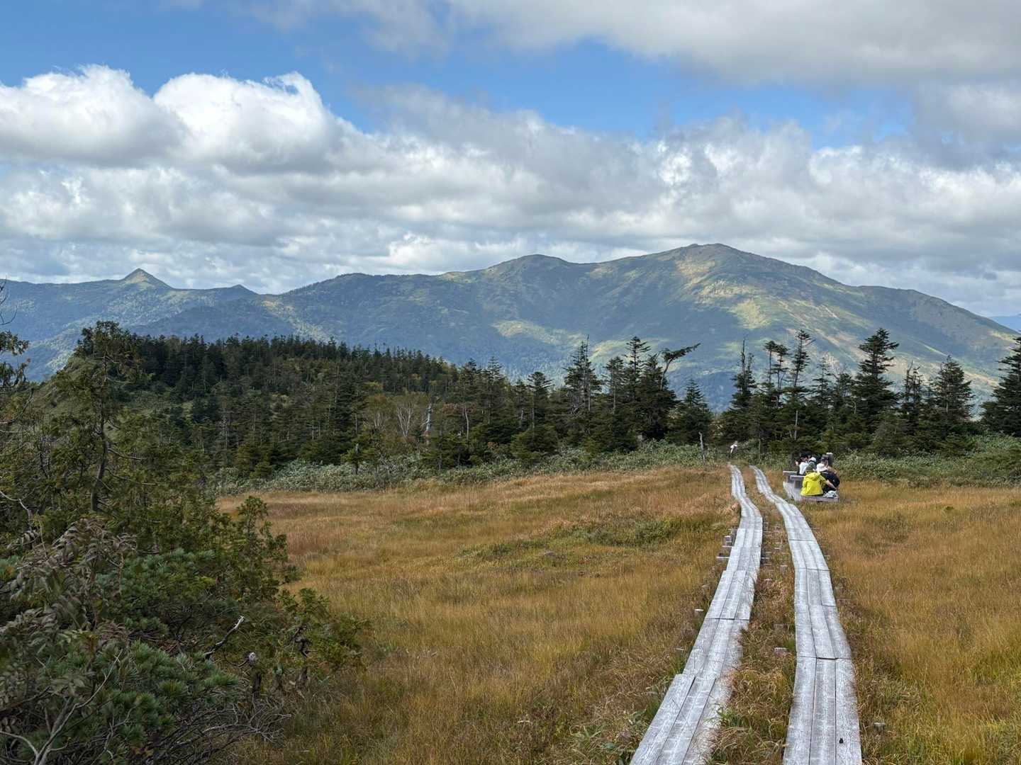 右の大きい山は至仏山
左のトンガリ山は群百の笠ヶ岳
