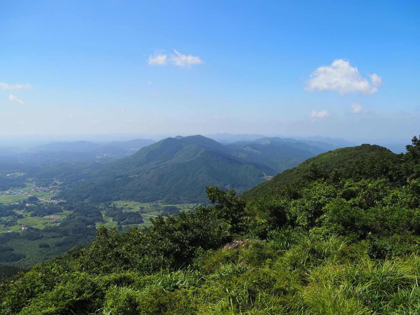 展望の無い猫山の山頂から笹の藪漕ぎをして、少し進むと一気に視界が開けて綺麗な景色が見られました。💓😍💓