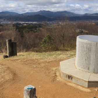 山頂（三等三角点・308.0m）から二上山（一等三角点）を眺める。