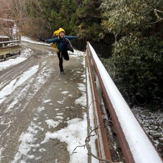 橋の上の路面が凍ってます