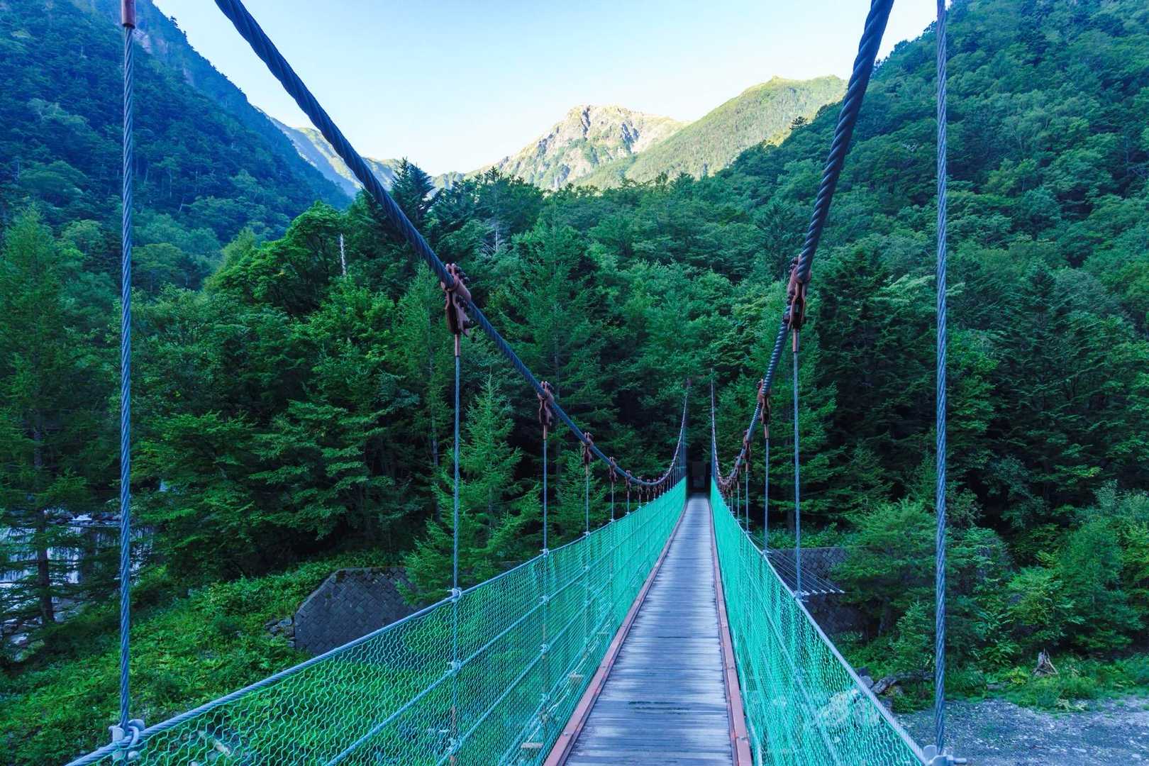 吊り橋を渡って入山