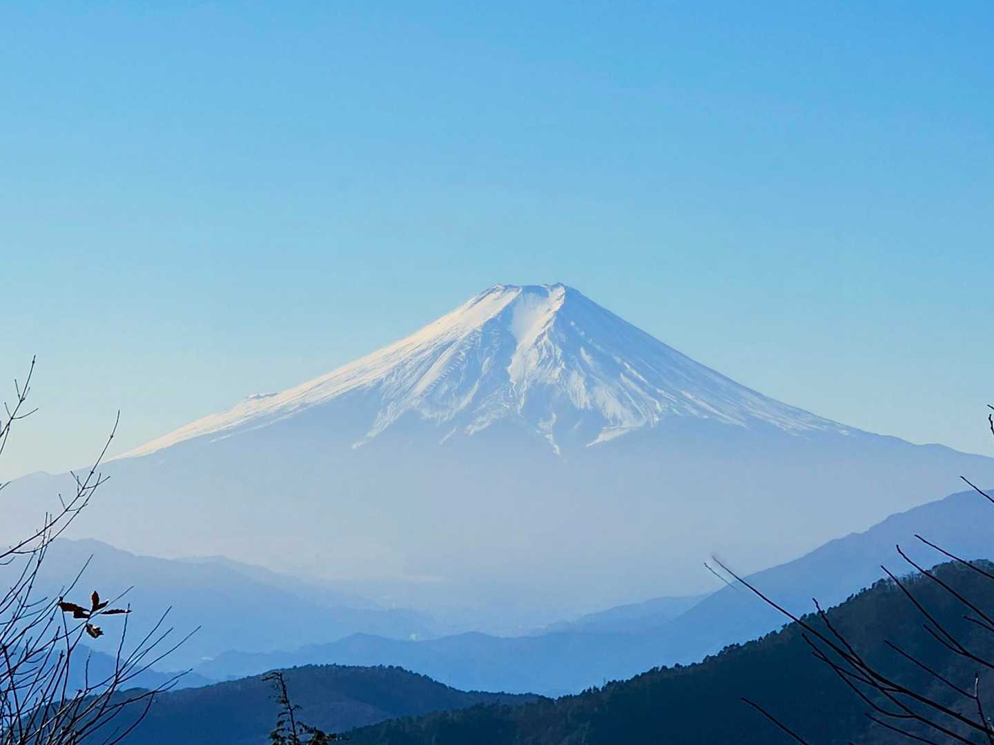 山頂標のあるところからは直接見えませんが、ほんの少し南に移動すると富士山が見えました。