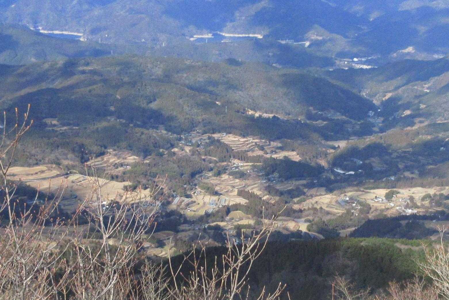 代表的な棚田「溜井の棚田」
その上に早明浦ダムが見えます