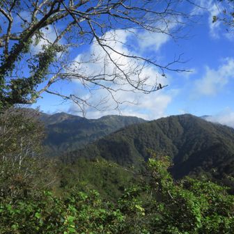 鏡山山頂手前で振り返り、種蒔方向の景観