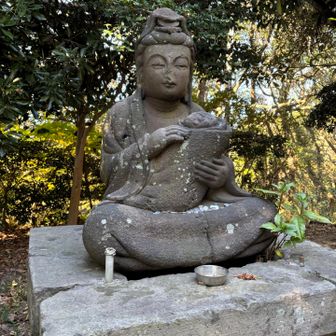 赤ちゃんをだっこ中？
この市民の森には、こういうちょっとユニークな仏像やお地蔵様があちこちにおわしました