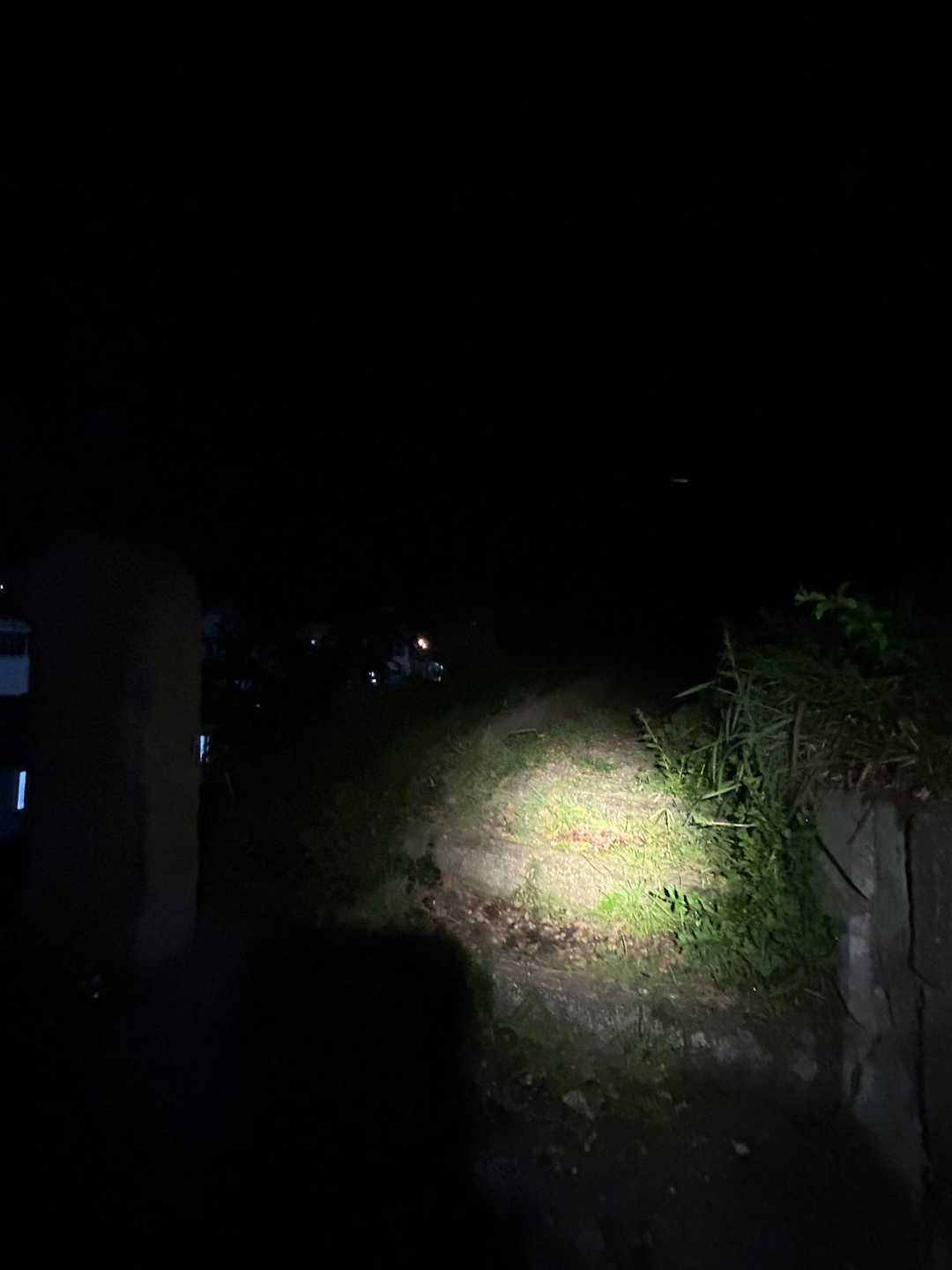 4時半過ぎ登山口到着🛵
真っ暗です🌃
京阪上栄町駅の裏に登山口があります⛰️