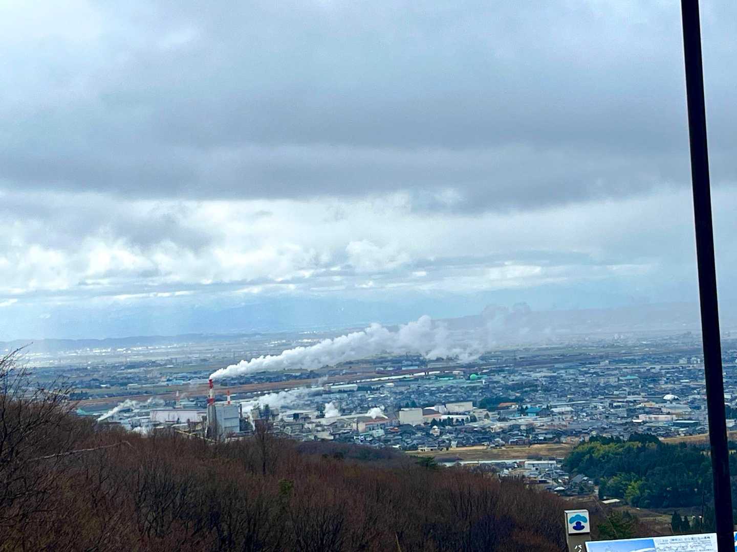 雲が多くて立山連峰見えず
でもここの工場🏭✨煙の景色✨好きです
雨のスタートで以降、降ったり止んだりの繰り返しなので上着脱いだり着たりの調整😅
シルバーの折り畳み傘、前半の何処かで落としました💧