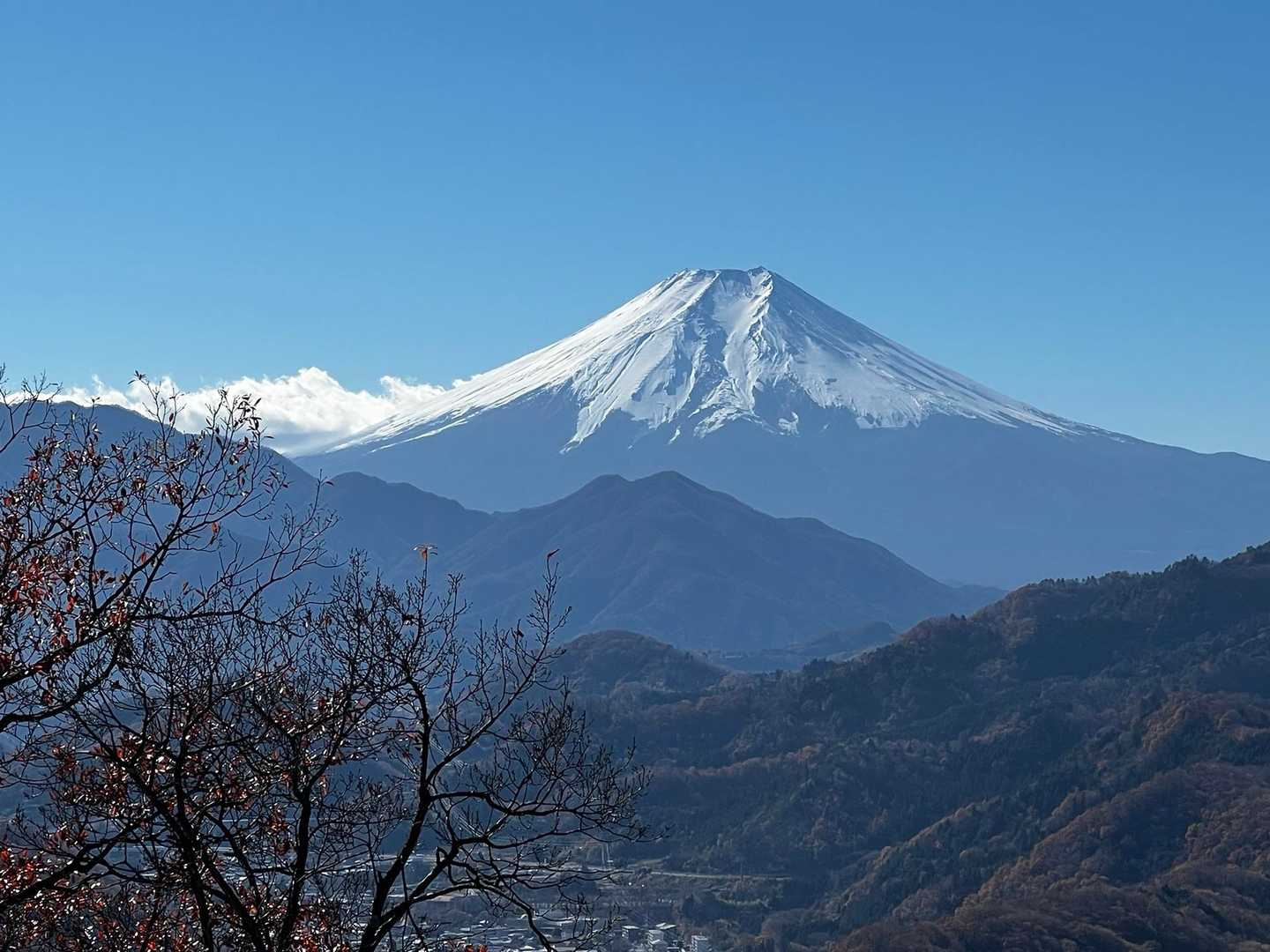 岩殿山周回 | 大月駅の背後にそびえる富士展望の山。山城跡からスリルの大岩壁への写真