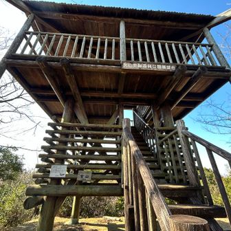 ピークに展望台があります