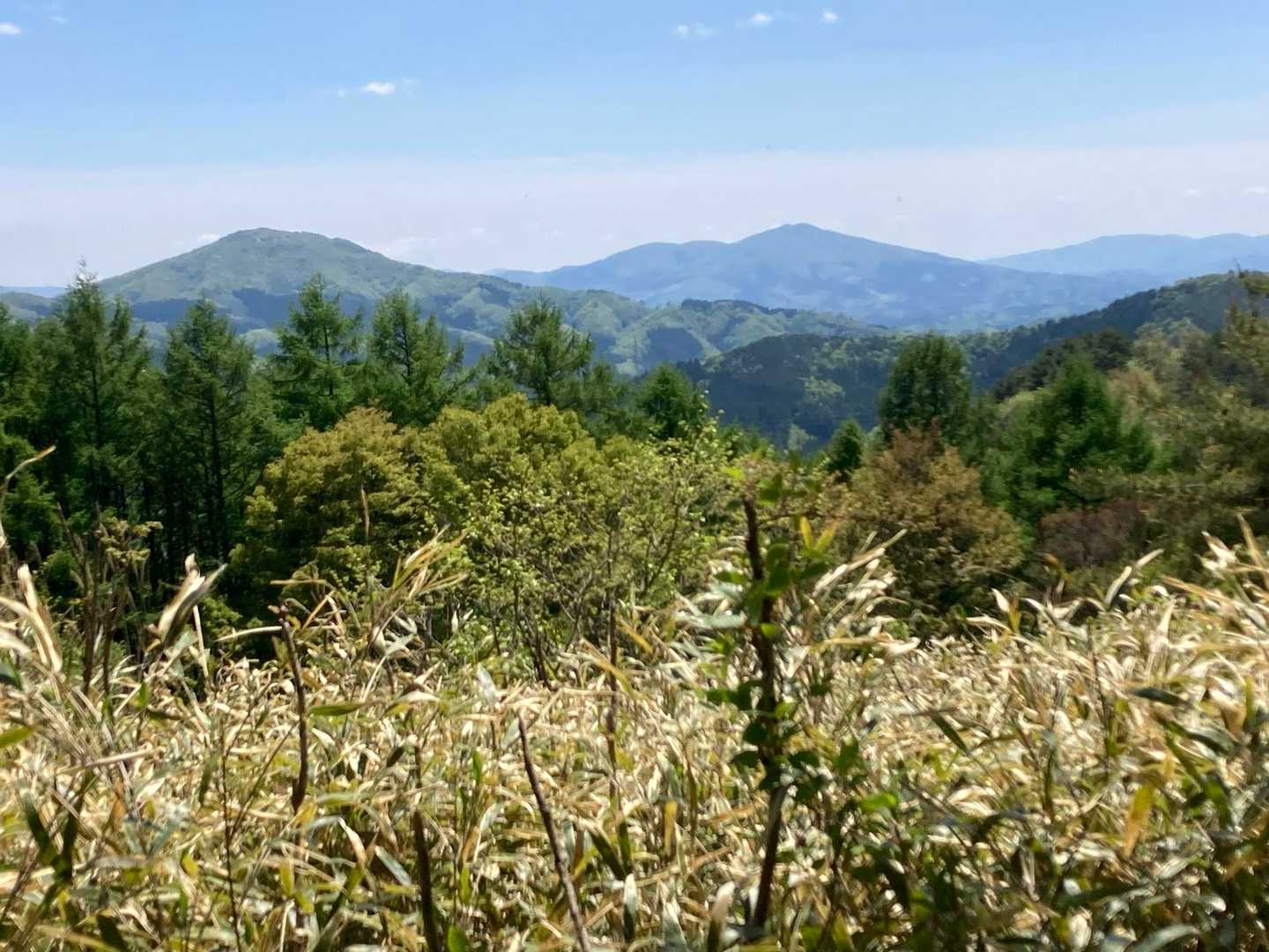 阿武隈山地がたおやかに広がる。南側の眺望。