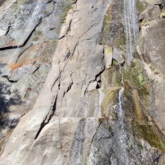 圧巻です。季節柄水量が少ないですが見応え十分でした。