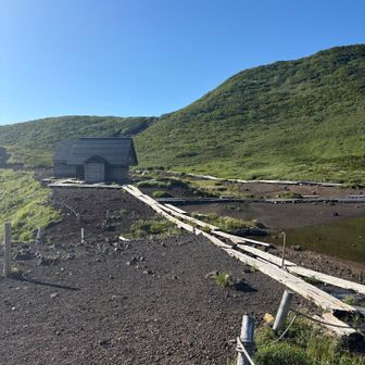 避難小屋とトイレ