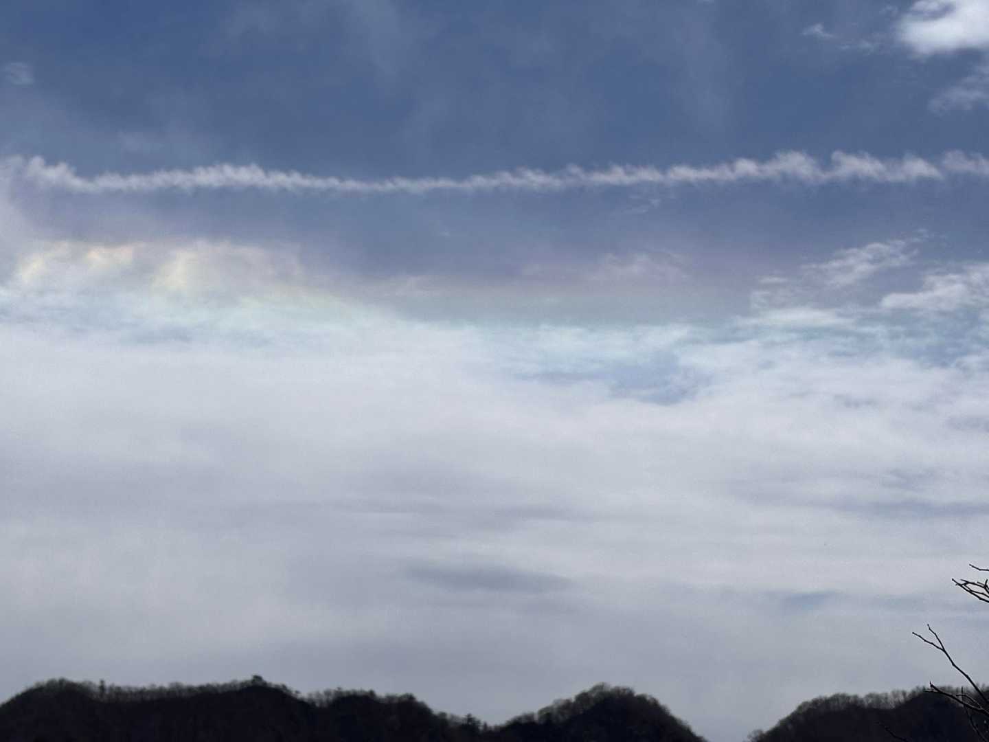 雲が虹色になってるよ〜