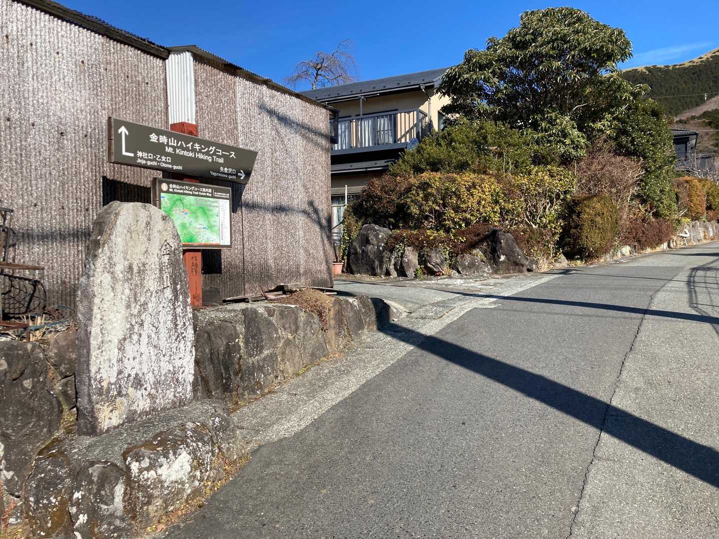 ココを右に入って行きます。
