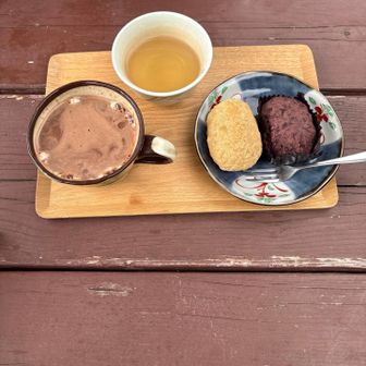 私はココア、同行者はおはぎ。一口いただいたらスッゴイ美味しかった！きな粉の中にもあんこ入ってた。
