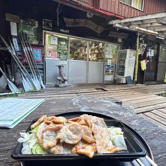 今夜も弁当、焼肉弁。この日は屋外で。