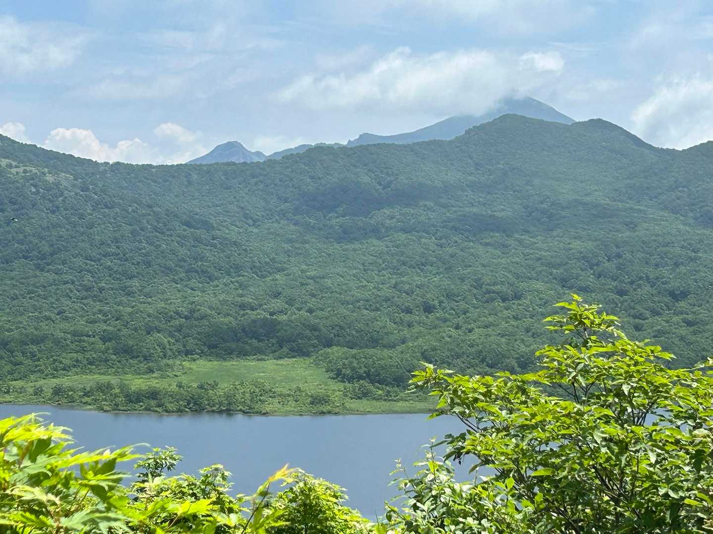 雄国沼&右に磐梯山＆左奥に櫛ケ峰
