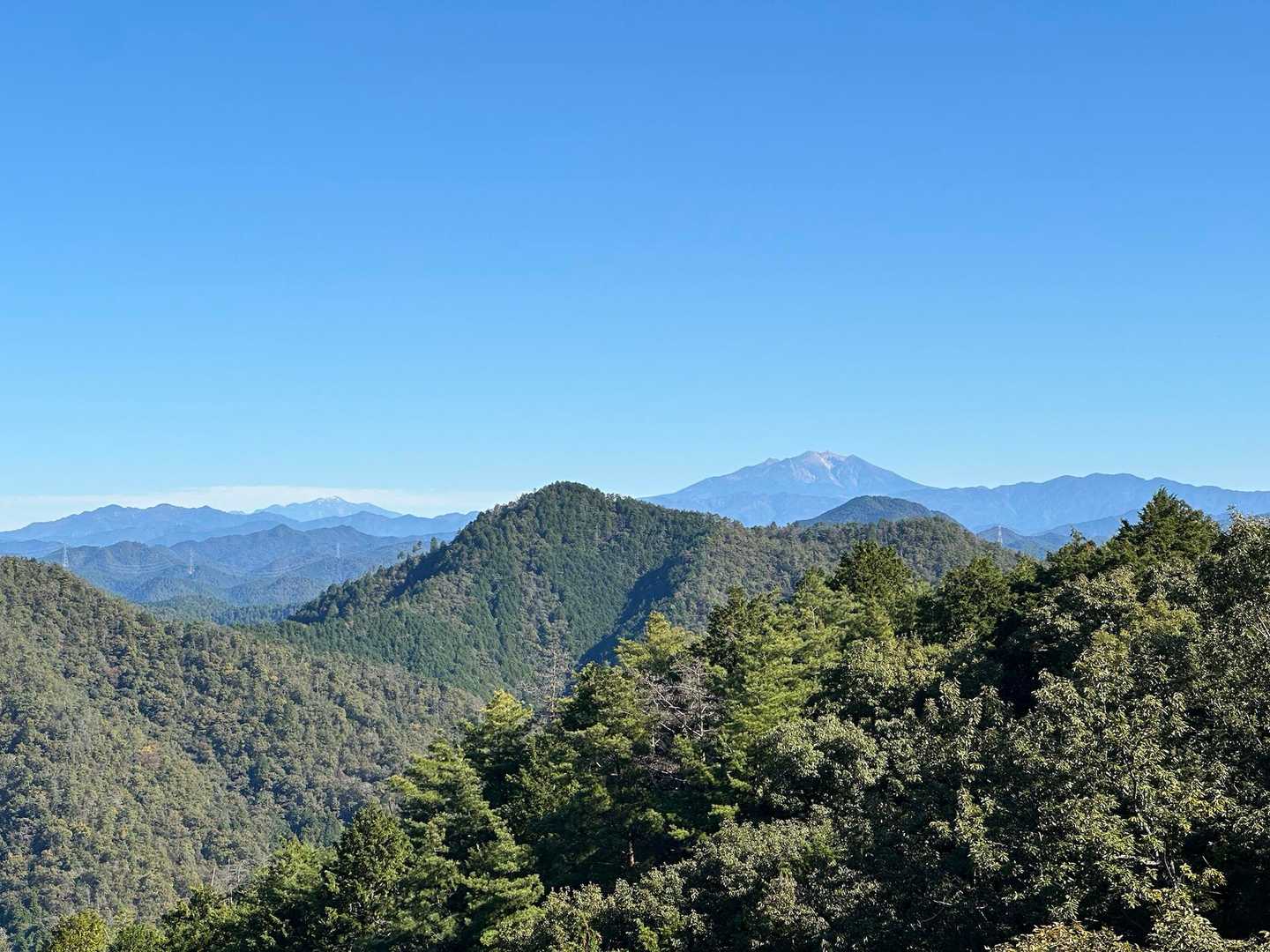 北方遠くに右 御嶽山、左 白山が見える