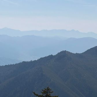 八ヶ岳。左から蓼科山〜天狗岳〜赤岳、阿弥陀岳。