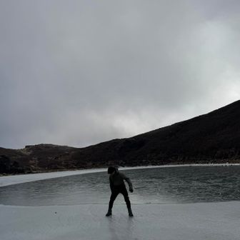 調子に乗って薄い氷に足を出して弟は右足を氷漬け笑