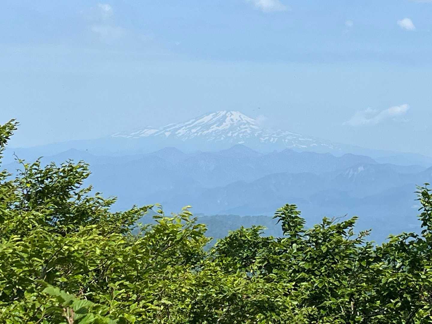 近い鳥海山