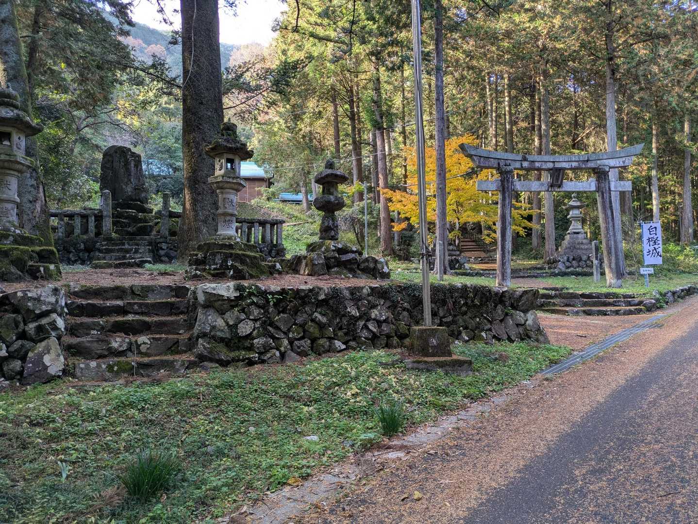 神社の前。ここに数台の車が停まっていたので先行者がいるかと思いましたが、山では誰も会いませんでした。ウサギもシカもいませんでした。