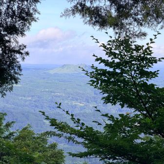 荻岳が見える。