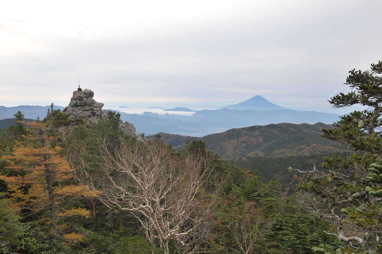 天狗岩を振り返ります。バックに富士山。
いい景色ですな～。