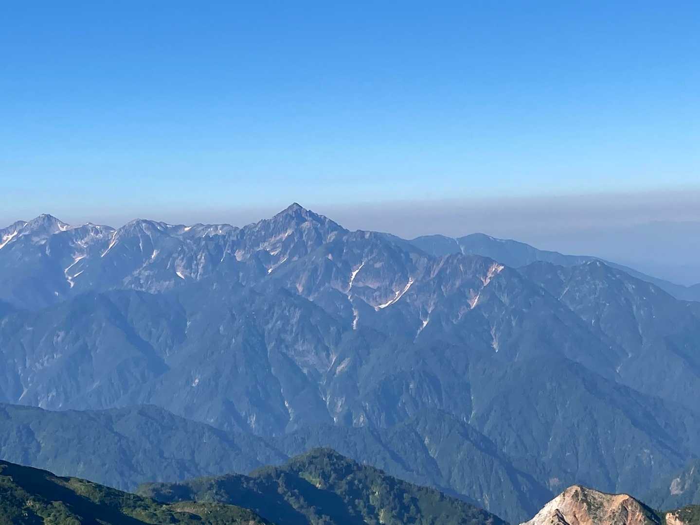 正面は剱岳、左隣は立山連峰