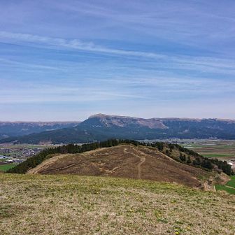 振り返って、北塚とその向こうに大観峰！