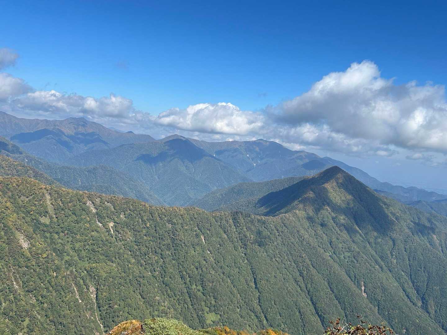右にピラコトミ山、その奥にカチポロ