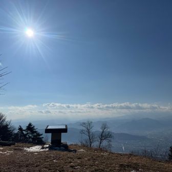 鮮やかな青空を楽しんだ。この山頂を後にして、いよいよ東太郎山へ。
情報があまりないから少し不安もありつつ先へ。