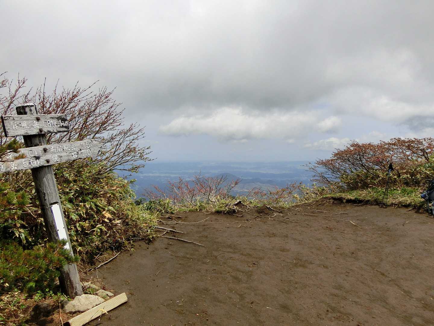 屏風岳山頂。
江戸時代の商人みたいに一人で担げる屋台セットみたいなのでこういうとこでうどんとか売ってくれないかな。赤字必至だけど…