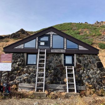 火口から下りて、もう一つの小屋へ来てみました。中も綺麗で、少しだけど毛布もあります。