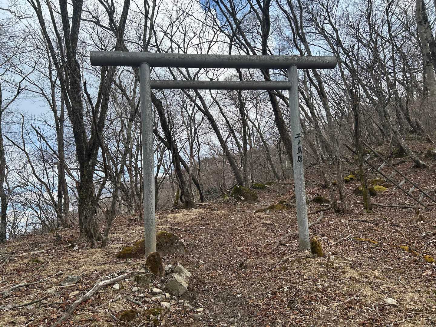 登山道途中に有くぐります