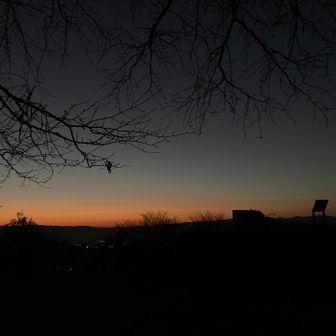 朝は日の出や雲海（時期により）が楽しめ、日中は目標に応じたトレーニングが出来ますし、夕景やマジックアワーも最高です✨ナイトトレイルも比較的安全に実施できます。

神楽尾山でKAGUワンコを楽しんでみてください🐶

登山の後の津山観光も是非‼️