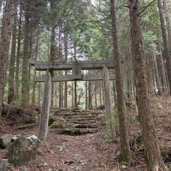英彦山大権現付近まで戻ってきました。
雨降り出したなぁ、ギリギリセーフか😅