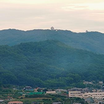 拡大！、山の上にポチっとあるのが竹林寺天文台
かつて東洋一の口径を誇った国内最大級の望遠鏡
小学生の時、遠足で行ったような？、行ってないような？、記憶が曖昧なので今度行ってみよう！
