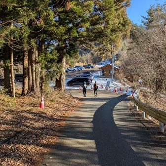 駐車場へ到着で無事下山完了


アクセス道路の降りは朝より凍結してた？慎重に慎重に…
冬季雲取山最難関です😆

さぁ帰ろ