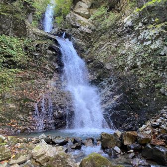 下段の滝壺まで行くとこんな感じ。
下だと上段が目立たなくなるが、水量もあって素晴らしい滝だ。