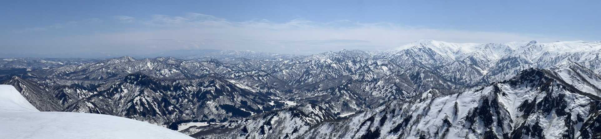 飯豊連峰、吾妻連峰、朝日連峰、蔵王、日本海と360℃のpanoramaは見事でした。