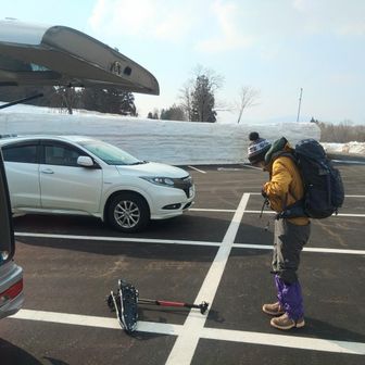 志津温泉駐車場からスタート
駐車場は２つに分かれメインは舗装されていました。