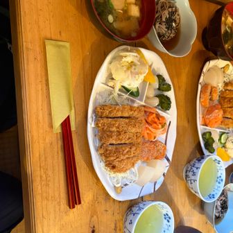 晩御飯、トンカツ。サクサクで美味しかった