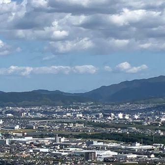 旗立松展望台から
右は音羽山
真ん中にうっすら
鈴鹿の霊仙山が見えてるような