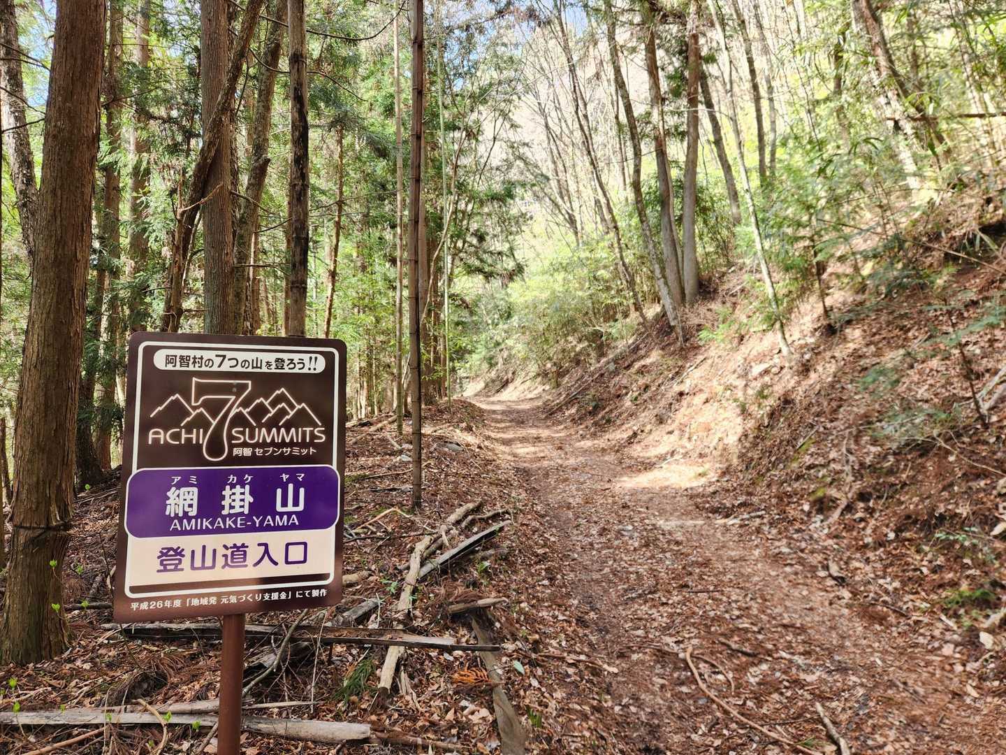道幅は広くて歩きやすいですが地味に傾斜があります。
