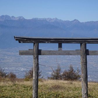 鉢伏神社の鳥居越しに見える北アルプス
