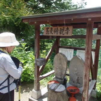 蕎麦の実を石仏に挙げてお参りします